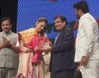 After Moushumi Chatterjee, now another B-town actress Isha Koppikar joins BJP before Lok Sabha polls 
