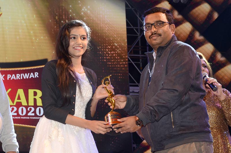 A galaxy of stars turn up at the Kalakar Awards 2020