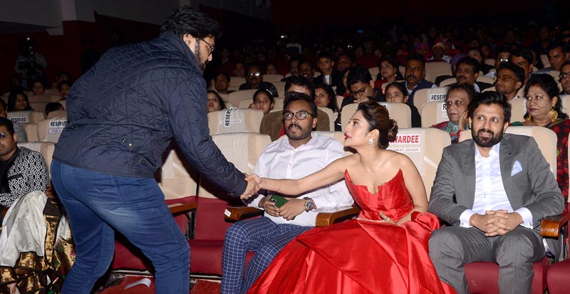 A galaxy of stars turn up at the Kalakar Awards 2020