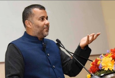 Vidhu Vinod Chopra drove me close to suicide: Chetan Bhagat in tweet to Anupama Chopra