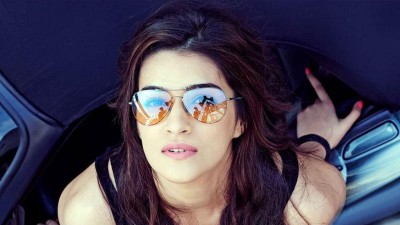 Kriti Sanon wishes parents on marriage anniversary 