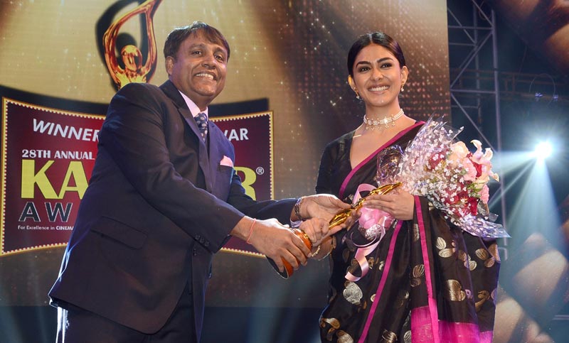 A galaxy of stars turn up at the Kalakar Awards 2020