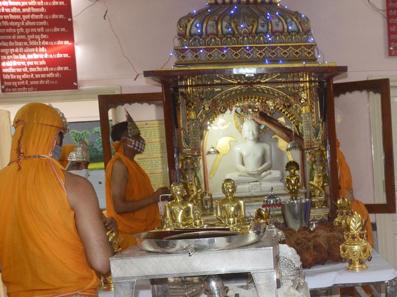 Devotees of Digambar Jain perform ritual on Mahavir Jayanti
