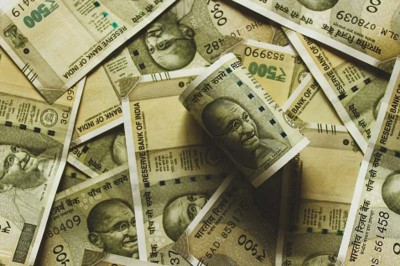 Indian Rupee gains 7 paise against USD