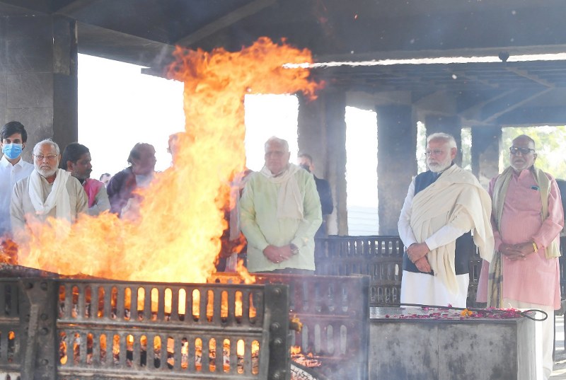 PM Modi carrying the mortal remains of his mother Heeraben for last rites