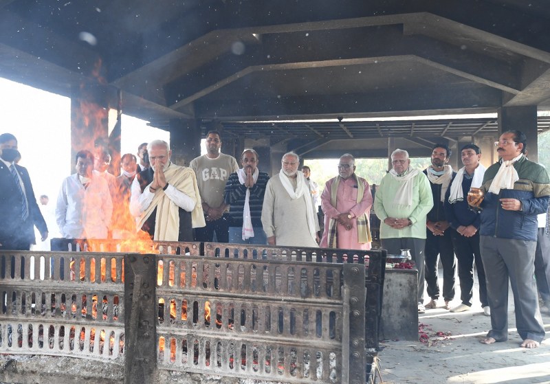 PM Modi carrying the mortal remains of his mother Heeraben for last rites