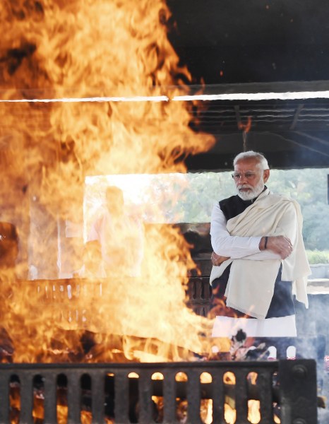 PM Modi carrying the mortal remains of his mother Heeraben for last rites