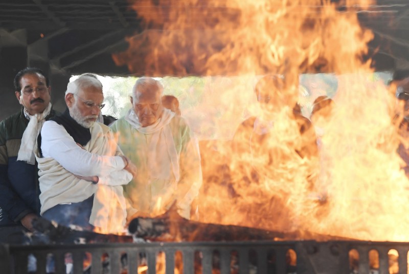 PM Modi carrying the mortal remains of his mother Heeraben for last rites