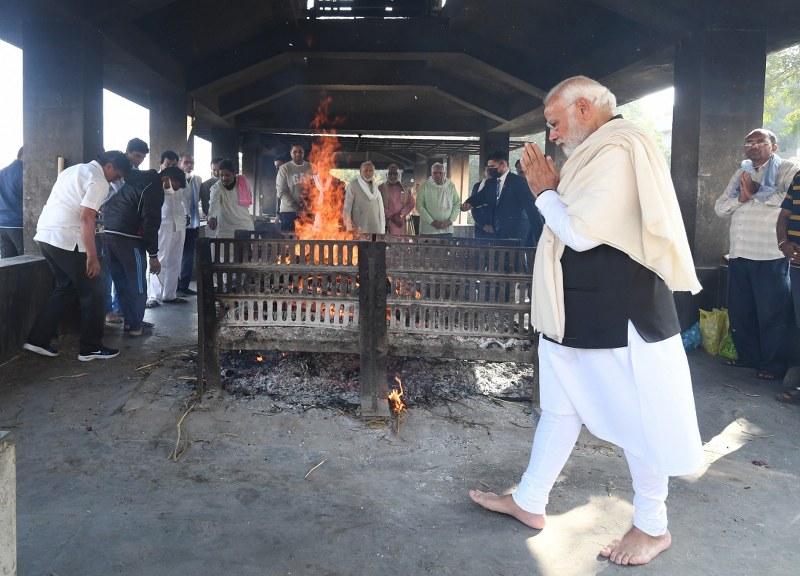 PM Modi carrying the mortal remains of his mother Heeraben for last rites