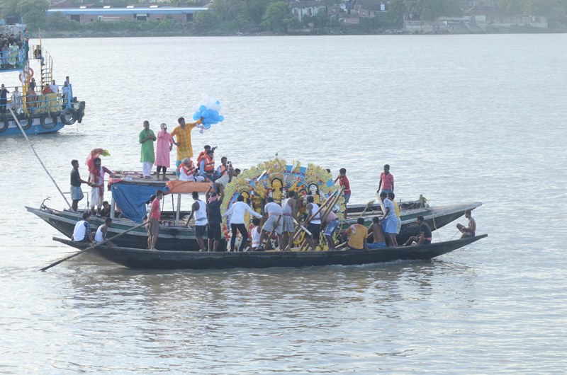 Kolkata bids adieu to Goddess Durga