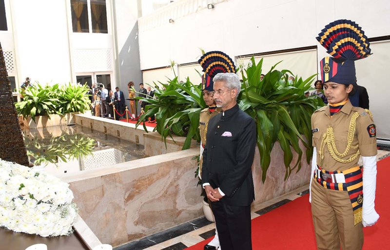 Jaishankar pays tributes at 26/11 memorial in Mumbai