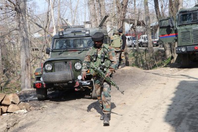 Policemen, civilian injured in two separate grenade attacks in Kashmir