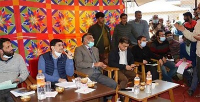 Kashmir: DC Budgam holds public darbar