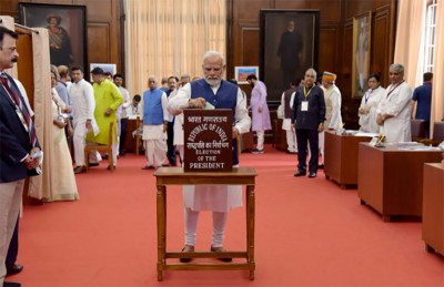 President Poll: Narendra Modi, Manmohan Singh cast vote