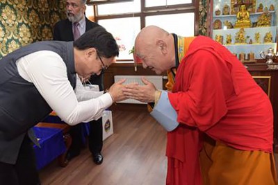 Kiren Rijiju, Mongolian  President Ukhnaagiin Khürelsükh pay respects at holy Kapilavastu relics at Gandan Monastery