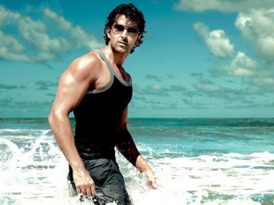 Hrithik Roshan donates blood, inspires fans to take similar initiatives