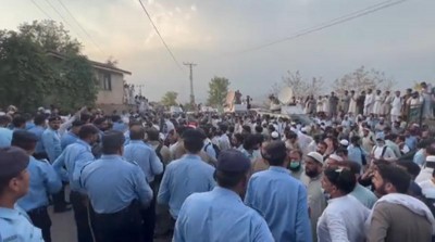 Pakistan: Ad-hoc teachers protest outside Imran Khan's residence in Islamabad 