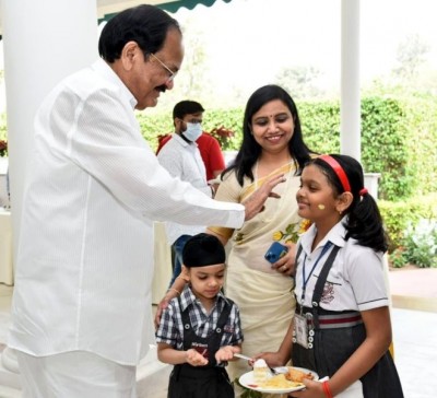 Venkaiah Naidu celebrates Holi with school children