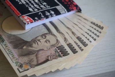 Yen plunges to lowest mark against dollar in over 2 decades