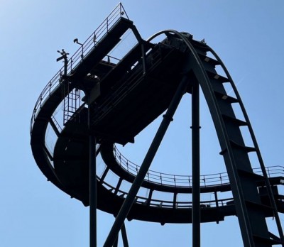 UK heatwaves: Amusement park guests forced to walk down after rollercoaster stops