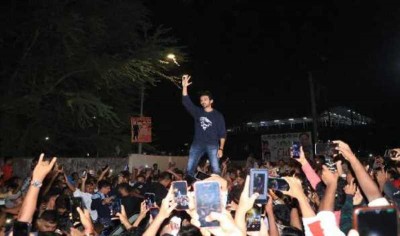 'Bhool Bhulaiyaa 2’: Actor Kartik Aaryan mobbed at Gaiety Galaxy