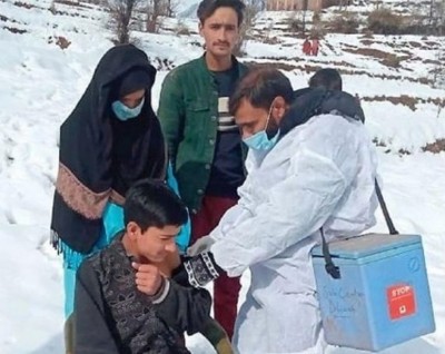 Kashmir: Health teams brave snowfall conditions to vaccinate teenagers