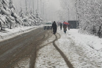 Fresh snowfall covers surroundings of Kashmir's Baramulla