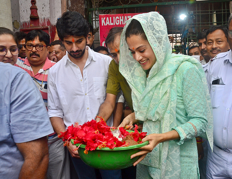 Taapsee Pannu, Pavail Gulati offer prayers in Kolkata's Kalighat temple