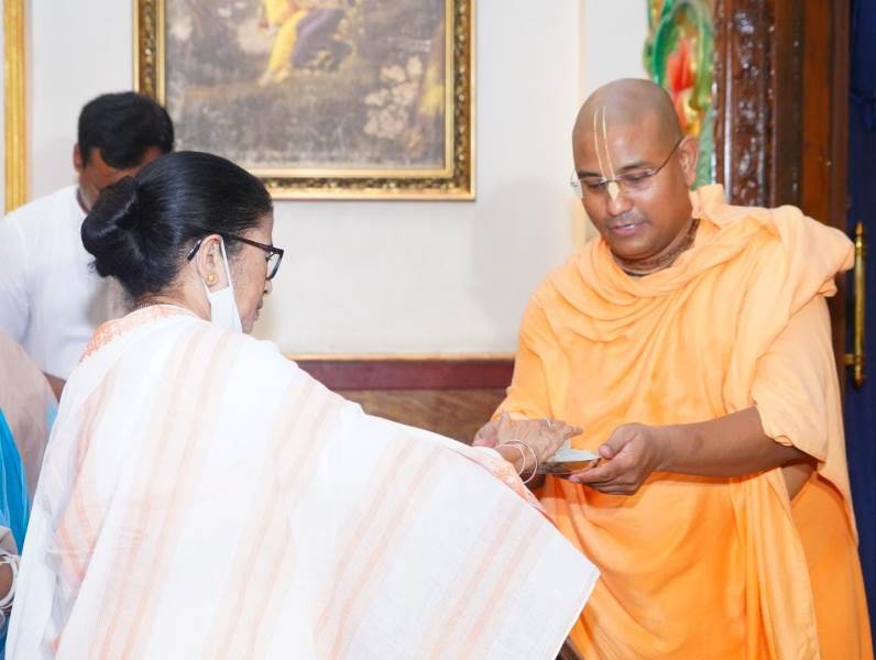 Mamata Banerjee attends Ratha Yatra celebrations at Kolkata's Iskcon Temple