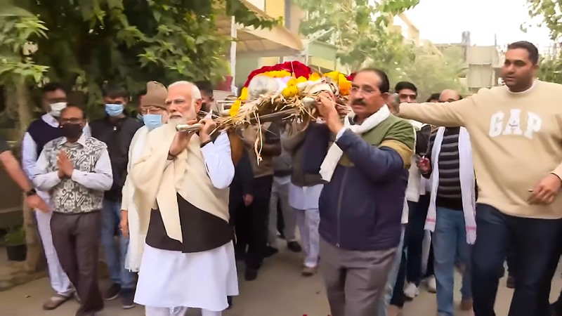 PM Modi carrying the mortal remains of his mother Heeraben for last rites