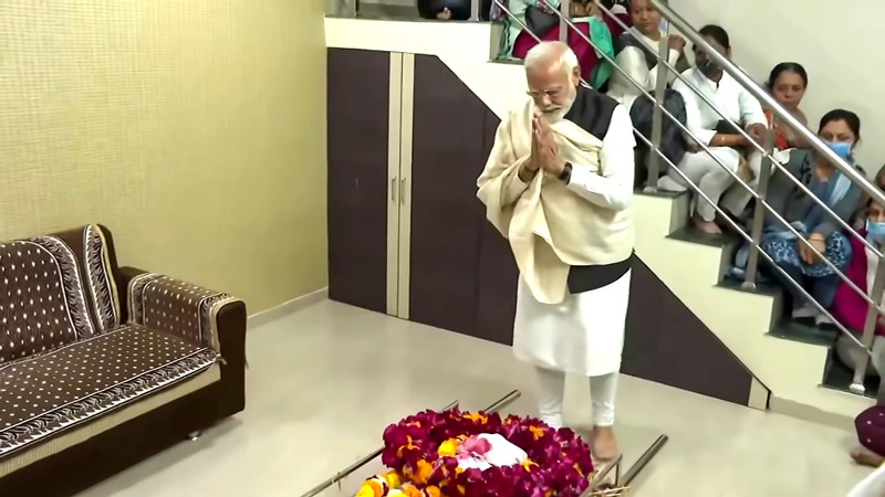 PM Modi carrying the mortal remains of his mother Heeraben for last rites