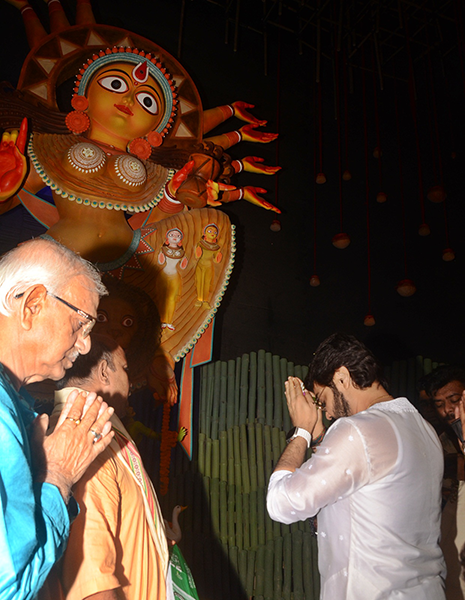 Prosenjit Chatterjee offers Maha Ashtami Anjali in Kolkata