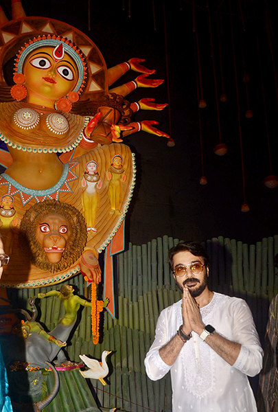 Prosenjit Chatterjee offers Maha Ashtami Anjali in Kolkata