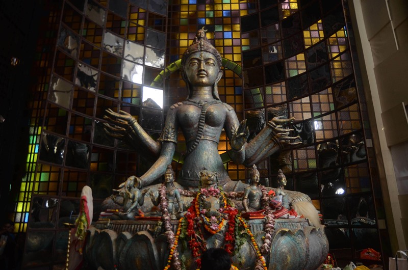 Priest performs Durga Puja ritual on Maha Navami in Kolkata