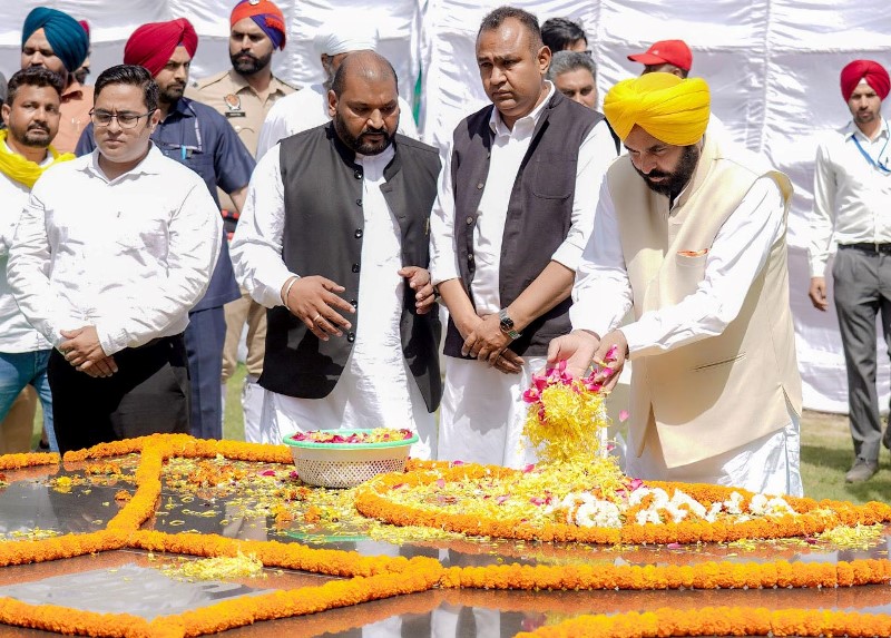 Punjab CM Bhagwant Mann pays floral tribute to Bhagat Singh, Rajguru and Sukhdev