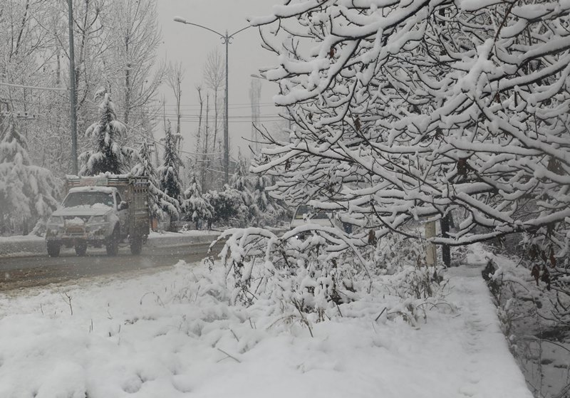 Fresh snowfall covers surroundings of Kashmir's Baramulla