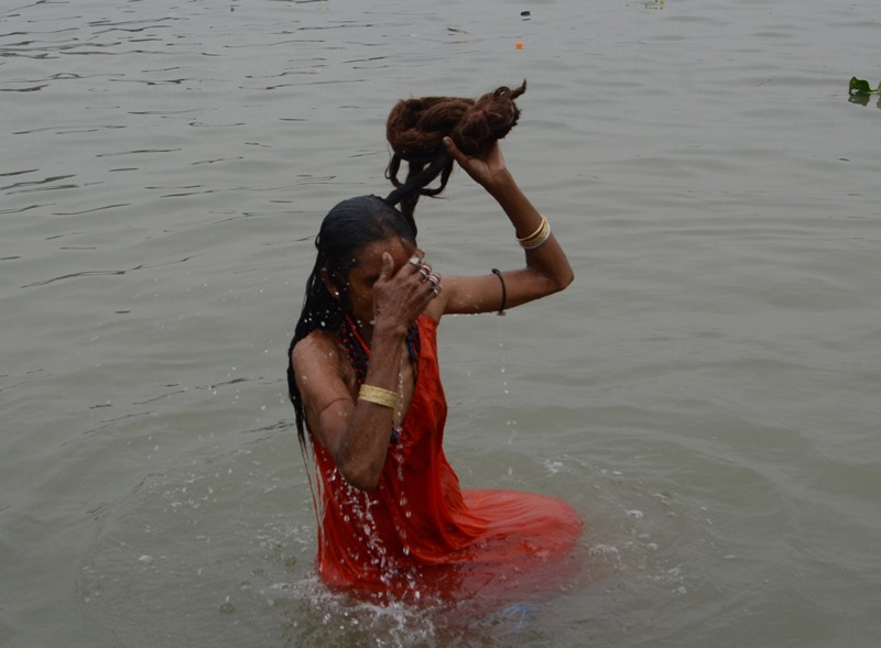 Makar Sankranti: Devotees take holy dip in the Ganges