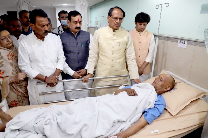 MP CM Shivraj Singh Chouhan meets victims of Indore's temple accident in hospital