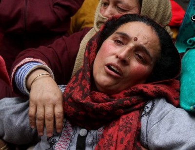 Family members of slain Kashmir Pandit mourn in Pulwama