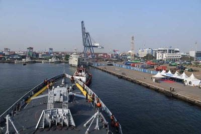 INS Sahyadri, INS Kolkata arrive in Jakarta