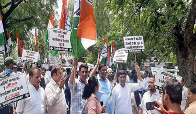 Congress stages protest against AAP govt over hike in electricity rates