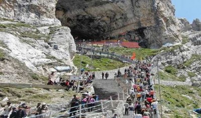 Amarnath yatra resumes by helicopter; foot yatra remains suspended amid heavy rains