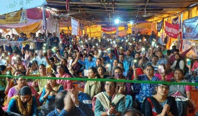 Bengal DA protesters take stir to Delhi, stage dharna at Jantar Mantar