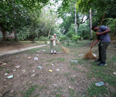 Prime Minister takes part in cleanliness drive 'Swachhta Hi Sewa’ with fitness influencer Ankit Baiyanpuria