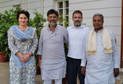 Siddaramaiah, DK Shivakumar meet Rahul, Priyanka; invite them for swearing-in ceremony