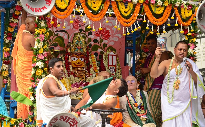 Bengal CM Mamata Banerjee joins ISKCON Ratha Yatra in Kolkata