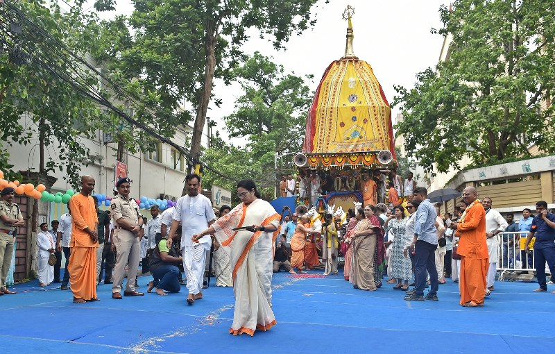 Bengal CM Mamata Banerjee joins ISKCON Ratha Yatra in Kolkata