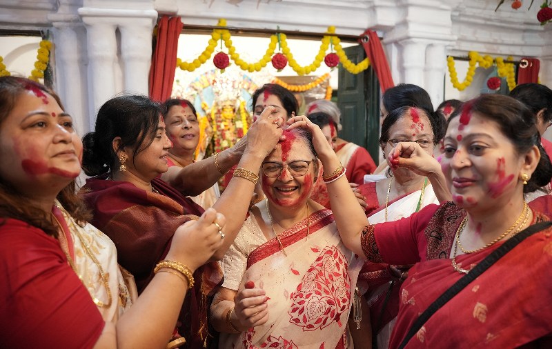 Bengal bids adieu to Goddess Durga