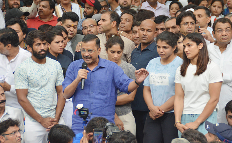 Kejriwal, Priyanka meet protesting wrestlers at Jantar Mantar