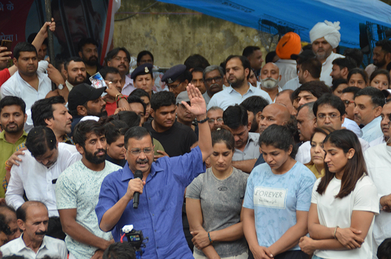 Kejriwal, Priyanka meet protesting wrestlers at Jantar Mantar